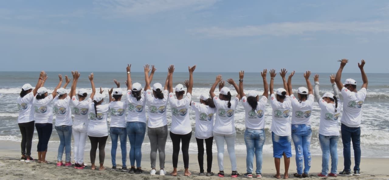 Equipo ABIUDEA celebrando en la playa