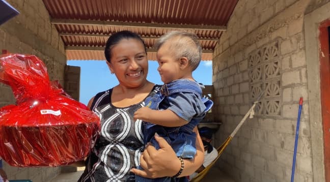 Madre y su hijo en comunidad beneficiaria de ABIUDEA